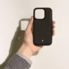 Capa rígida Sartorial para Apple iPhone 16 Pro