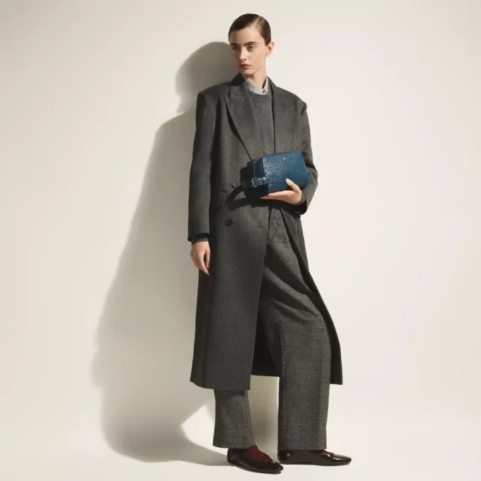 Clutch para produtos de higiene pessoal em couro com relevo de avestruz