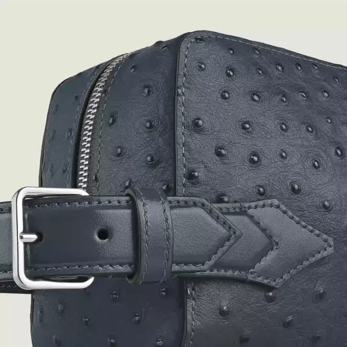 Clutch para produtos de higiene pessoal em couro com relevo de avestruz