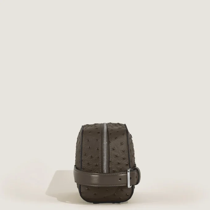 Clutch para produtos de higiene pessoal em couro com relevo de avestruz