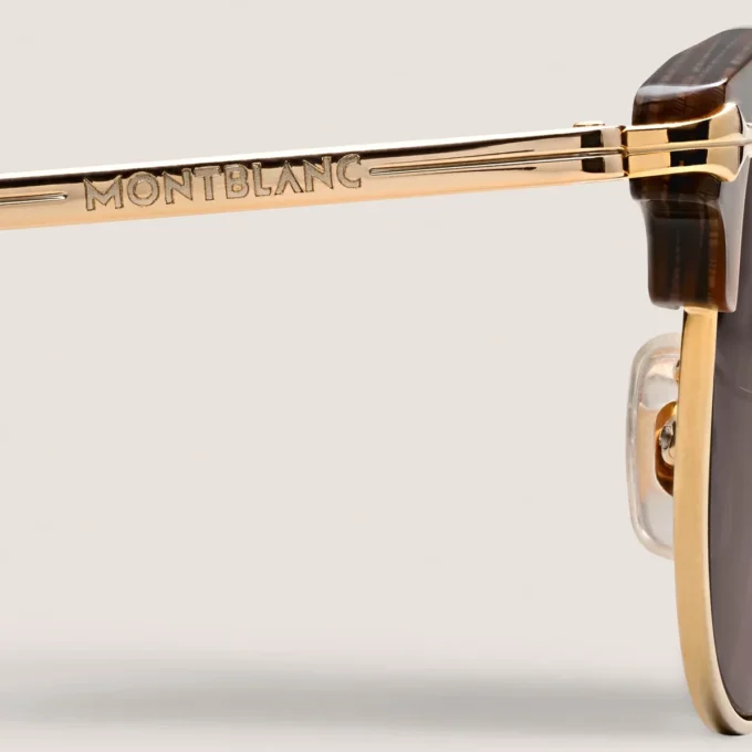 Óculos de sol retangulares com armação metálica dourada